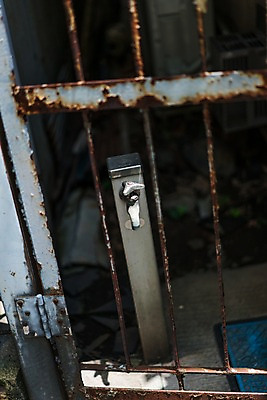 포토 JPG 주간 풍경 사람없음 야외 도시풍경 부식 수도꼭지 철창 국내포토 자연요소 도시 파일형식