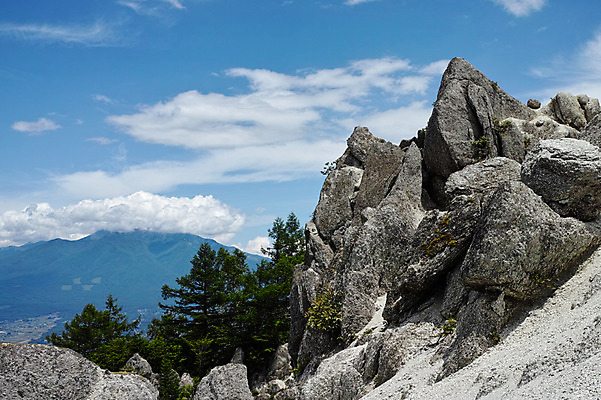 포토 JPG 주간 구름 자연 하늘 산 풍경 사람없음 야외 절벽 바위 국내포토 자연요소 돌_바위 생태계 파일형식
