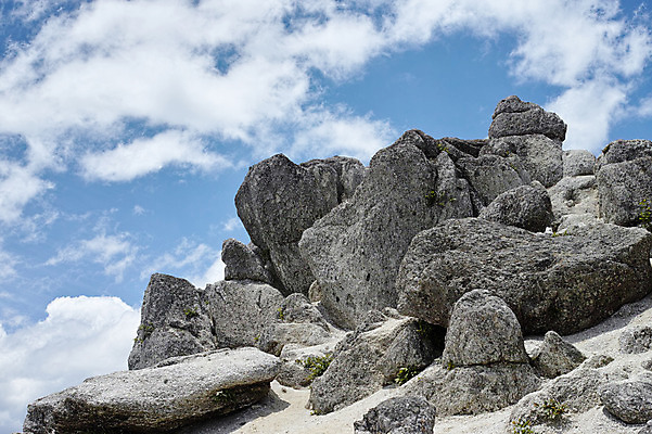 포토 JPG 주간 구름 자연 하늘 산 풍경 사람없음 야외 바위 국내포토 자연요소 돌_바위 생태계 파일형식
