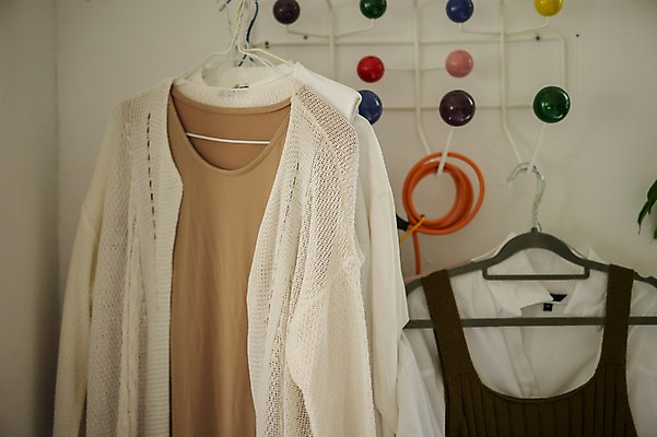 포토 JPG 옷 실내 사람없음 장롱 옷걸이 여성복 정리 임부복 국내포토 가구 내부 파일형식