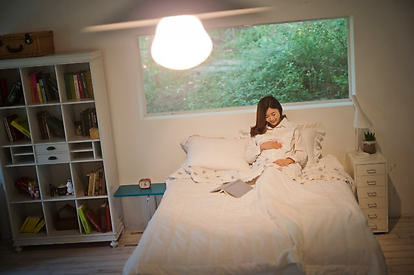 포토 자연요소 1 감정 뷰포인트 가구 모션 표정 사람 동양인 내부 장년 임신 여자한명만 성인여자만 파일형식 상반신 앉기 앞모습 책 웃음 쓰다듬기 조명 창문 서랍장 책장 침실 침대 한국인 임산부 태교 성인여자한명만 한명 여자 성인 JPG 30대 실내 기댐 행복 설레임 주간 국내포토