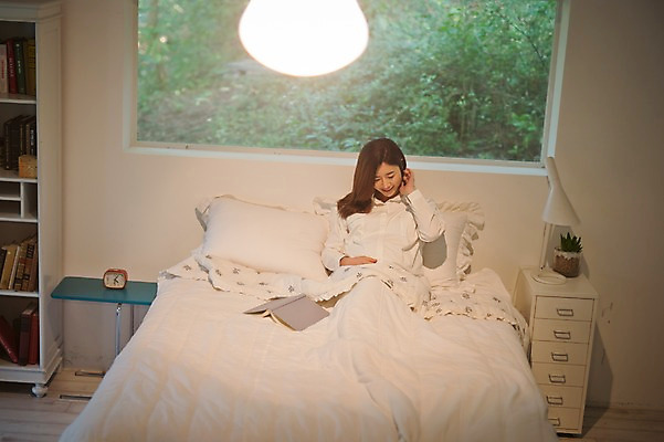 포토 JPG 주간 여자 실내 한명 웃음 앉기 상반신 성인 앞모습 책 30대 임산부 임신 한국인 침대 서랍장 태교 실내등 성인여자한명만 쓰다듬기 국내포토 자연요소 1 뷰포인트 가구 모션 조명 표정 사람 동양인 내부 장년 여자한명만 성인여자만 파일형식