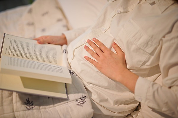 포토 JPG 여자 실내 한명 앉기 상반신 성인 옆모습 신체부위 30대 독서 임산부 임신 한국인 침대 태교 복부 성인여자한명만 쓰다듬기 국내포토 1 뷰포인트 가구 모션 사람 동양인 내부 장년 여자한명만 성인여자만 파일형식