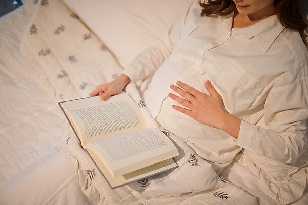 포토 JPG 여자 실내 한명 상반신 성인 앞모습 30대 독서 임산부 임신 한국인 침대 태교 성인여자한명만 쓰다듬기 국내포토 1 뷰포인트 가구 모션 사람 동양인 내부 장년 여자한명만 성인여자만 파일형식