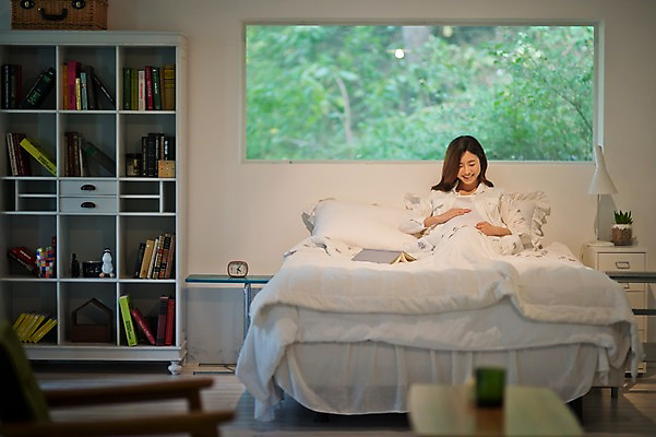 포토 JPG 주간 여자 창문 책장 실내 한명 웃음 앉기 상반신 성인 앞모습 30대 임산부 임신 한국인 침대 서랍장 태교 성인여자한명만 쓰다듬기 국내포토 자연요소 1 뷰포인트 가구 모션 표정 사람 동양인 내부 장년 여자한명만 성인여자만 파일형식