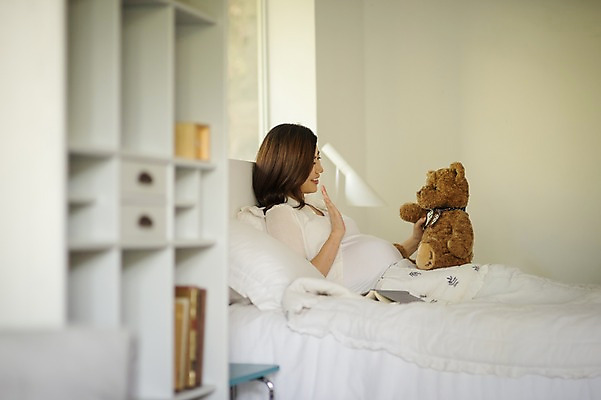 포토 1 인형 뷰포인트 가구 모션 표정 사람 동양인 내부 장년 임신 예절 여자한명만 성인여자만 파일형식 기댐 웃음 앉기 책장 곰인형 인사 옆모습 한국인 임산부 태교 성인여자한명만 한명 여자 성인 JPG 30대 실내 침대 상반신 국내포토