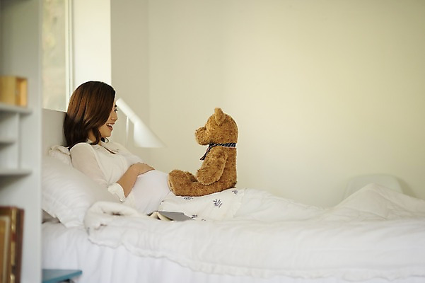 포토 JPG 응시 여자 실내 한명 웃음 앉기 상반신 성인 옆모습 30대 기댐 임산부 임신 곰인형 한국인 침대 태교 성인여자한명만 국내포토 1 시선 인형 뷰포인트 가구 모션 표정 사람 동양인 내부 장년 여자한명만 성인여자만 파일형식