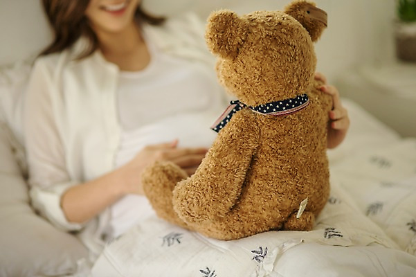 포토 1 시선 감정 인형 뷰포인트 가구 모션 표정 사람 동양인 내부 장년 임신 여자한명만 성인여자만 파일형식 곰인형 앉기 앞모습 웃음 응시 한국인 임산부 태교 성인여자한명만 한명 여자 성인 JPG 30대 실내 침대 상반신 기댐 행복 설레임 국내포토