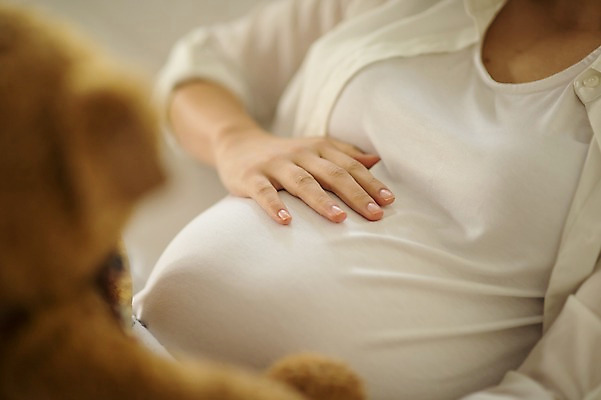 포토 1 시선 뷰포인트 가구 모션 사람 동양인 내부 신체부위 장년 임신 여자한명만 성인여자만 파일형식 앞모습 쓰다듬기 응시 한국인 임산부 태교 성인여자한명만 한명 여자 성인 JPG 30대 실내 침대 상반신 복부 국내포토