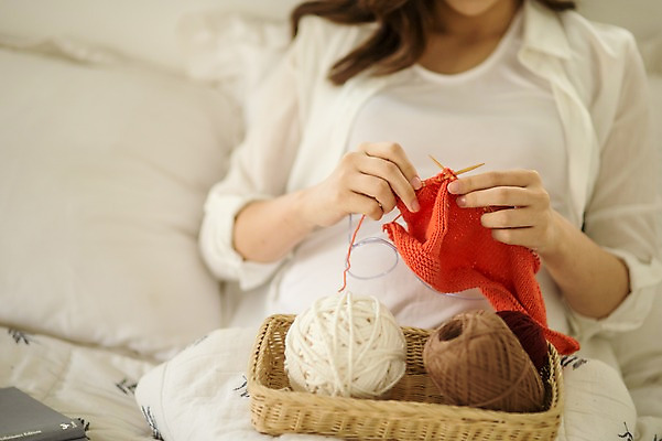 포토 JPG 여자 실내 한명 앉기 상반신 성인 앞모습 신체부위 30대 임산부 임신 한국인 침대 뜨개질 태교 성인여자한명만 국내포토 1 뷰포인트 가구 모션 사람 동양인 취미 내부 장년 여자한명만 성인여자만 파일형식