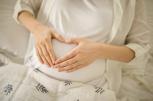 포토 JPG 여자 실내 한명 앉기 상반신 성인 앞모습 30대 임산부 임신 한국인 침대 태교 손하트 복부 성인여자한명만 국내포토 1 뷰포인트 가구 모션 사람 동양인 손짓 내부 신체부위 장년 여자한명만 성인여자만 파일형식