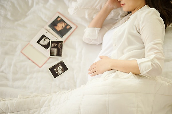 포토 JPG 여자 실내 한명 상반신 성인 옆모습 30대 눕기 임산부 임신 한국인 침대 잠 앨범 태교 초음파사진 성인여자한명만 국내포토 1 뷰포인트 가구 모션 사람 동양인 내부 장년 여자한명만 성인여자만 파일형식