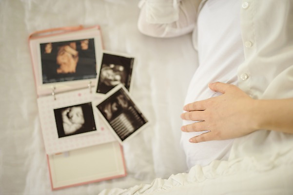 포토 JPG 여자 실내 한명 상반신 성인 옆모습 신체부위 30대 눕기 임산부 임신 한국인 침대 앨범 태교 초음파사진 복부 성인여자한명만 쓰다듬기 국내포토 1 뷰포인트 가구 모션 사람 동양인 내부 장년 여자한명만 성인여자만 파일형식