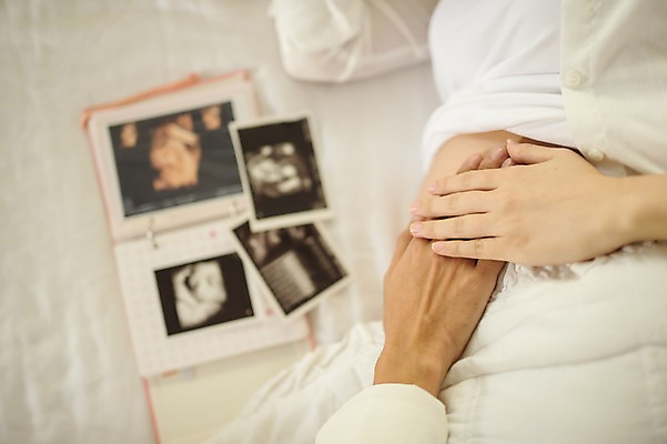 포토 JPG 여자 남자 실내 상반신 성인 두명 옆모습 신체부위 30대 눕기 손잡기 임산부 임신 한국인 침대 앨범 태교 초음파사진 복부 쓰다듬기 국내포토 뷰포인트 가구 모션 사람 동양인 내부 장년 파일형식