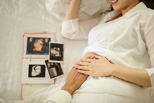 포토 JPG 여자 남자 실내 상반신 성인 두명 옆모습 신체부위 30대 눕기 손잡기 임산부 임신 한국인 침대 앨범 태교 초음파사진 복부 쓰다듬기 국내포토 뷰포인트 가구 모션 사람 동양인 내부 장년 파일형식