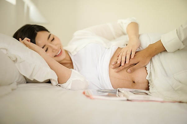 포토 JPG 손 응시 여자 남자 실내 웃음 상반신 성인 두명 앞모습 신체부위 30대 눕기 임산부 임신 만지기 한국인 침대 앨범 태교 초음파사진 복부 쓰다듬기 국내포토 시선 뷰포인트 가구 모션 표정 사람 동양인 내부 장년 파일형식