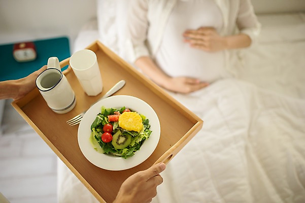 포토 JPG 여자 남자 쟁반 실내 들기 앉기 상반신 성인 두명 앞모습 신체부위 30대 식사 임산부 임신 샐러드 한국인 침대 태교 쓰다듬기 국내포토 음식 뷰포인트 가구 모션 사람 동양인 내부 장년 파일형식