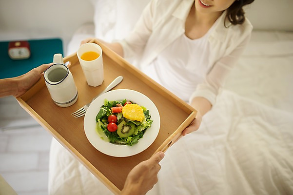 포토 JPG 여자 남자 쟁반 실내 들기 앉기 상반신 성인 두명 앞모습 30대 식사 임산부 임신 샐러드 한국인 침대 태교 국내포토 음식 뷰포인트 가구 모션 사람 동양인 내부 장년 파일형식