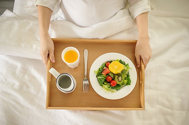 포토 JPG 여자 쟁반 실내 한명 앉기 상반신 성인 앞모습 신체부위 30대 식사 임산부 임신 샐러드 한국인 침대 태교 성인여자한명만 국내포토 1 음식 뷰포인트 가구 모션 사람 동양인 내부 장년 여자한명만 성인여자만 파일형식