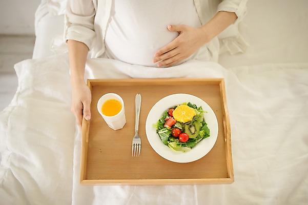 포토 JPG 여자 쟁반 실내 한명 앉기 상반신 성인 앞모습 30대 식사 임산부 임신 샐러드 한국인 침대 태교 복부 성인여자한명만 쓰다듬기 국내포토 1 음식 뷰포인트 가구 모션 사람 동양인 내부 신체부위 장년 여자한명만 성인여자만 파일형식