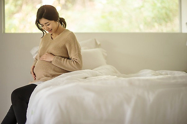 포토 JPG 응시 여자 실내 한명 웃음 앉기 상반신 성인 옆모습 30대 임산부 임신 한국인 침대 태교 성인여자한명만 쓰다듬기 국내포토 1 시선 뷰포인트 가구 모션 표정 사람 동양인 내부 장년 여자한명만 성인여자만 파일형식