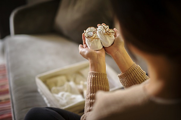 포토 JPG 여자 신발 실내 한명 들기 앉기 상반신 성인 뒷모습 30대 소파 임산부 임신 아기용품 한국인 태교 설레임 성인여자한명만 국내포토 1 감정 뷰포인트 의자 모션 사람 동양인 내부 장년 오브젝트 여자한명만 성인여자만 파일형식