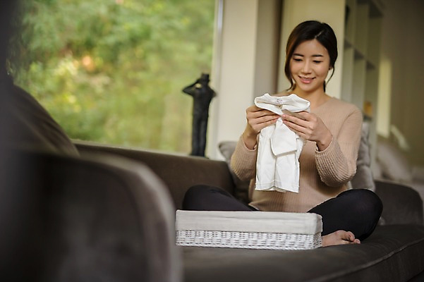 포토 JPG 응시 여자 행복 책장 실내 한명 웃음 들기 앉기 상반신 성인 앞모습 장식 30대 소파 임산부 임신 아기용품 한국인 태교 설레임 배냇저고리 성인여자한명만 국내포토 1 시선 감정 뷰포인트 가구 의자 모션 표정 사람 동양인 내부 장년 오브젝트 여자한명만 성인여자만 파일형식