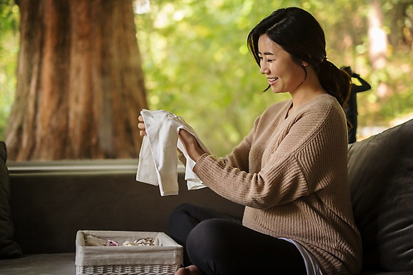 포토 JPG 주간 응시 여자 거실 실내 한명 웃음 들기 앉기 상반신 성인 옆모습 30대 소파 임산부 임신 아기용품 한국인 태교 배냇저고리 성인여자한명만 국내포토 자연요소 1 시선 뷰포인트 의자 모션 표정 사람 동양인 내부 장년 오브젝트 여자한명만 성인여자만 파일형식
