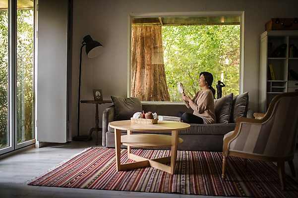 포토 JPG 주간 응시 여자 거실 창문 탁자 책장 실내 한명 웃음 들기 앉기 상반신 성인 옆모습 30대 소파 임산부 임신 아기용품 한국인 태교 성인여자한명만 국내포토 자연요소 1 시선 뷰포인트 가구 의자 모션 표정 사람 동양인 내부 장년 오브젝트 여자한명만 성인여자만 파일형식