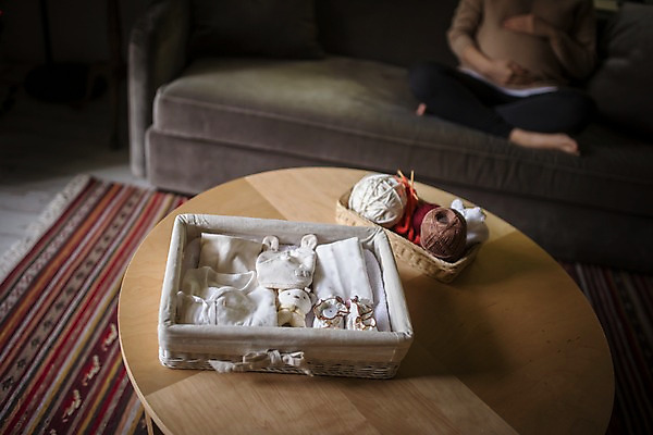 포토 JPG 여자 탁자 실내 한명 앉기 성인 앞모습 신체부위 30대 소파 임산부 임신 아기용품 한국인 하반신 뜨개질 태교 성인여자한명만 쓰다듬기 국내포토 1 뷰포인트 가구 의자 모션 사람 동양인 취미 내부 장년 오브젝트 여자한명만 성인여자만 파일형식