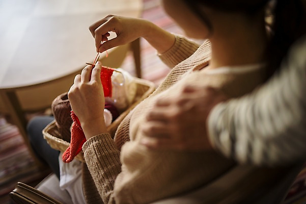 포토 JPG 여자 남자 탁자 실내 앉기 상반신 성인 두명 뒷모습 신체부위 30대 소파 임산부 임신 한국인 뜨개질 태교 팔 국내포토 뷰포인트 가구 의자 모션 사람 동양인 취미 내부 장년 파일형식