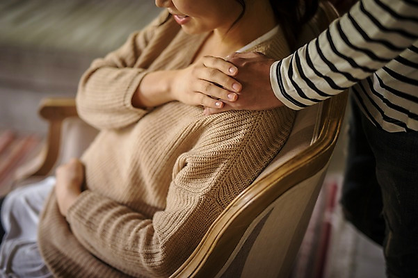 포토 JPG 손 여자 함께함 실내 앉기 상반신 성인 두명 옆모습 신체부위 30대 소파 손잡기 임산부 임신 한국인 태교 설레임 성인여자한명만 국내포토 감정 뷰포인트 컨셉 의자 모션 사람 동양인 내부 장년 여자한명만 성인여자만 파일형식