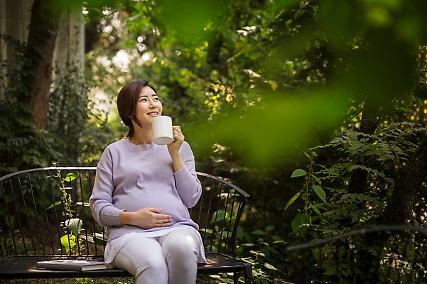 포토 JPG 주간 응시 여자 커피 벤치 한명 웃음 들기 상반신 성인 야외 앞모습 30대 임산부 임신 한국인 숲속 숲 태교 성인여자한명만 쓰다듬기 국내포토 자연요소 1 시선 음료 뷰포인트 의자 모션 표정 사람 동양인 장년 여자한명만 성인여자만 파일형식