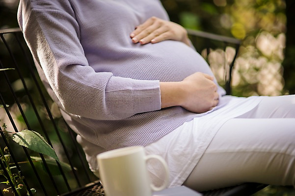 포토 JPG 주간 여자 벤치 한명 앉기 상반신 성인 야외 옆모습 신체부위 30대 임산부 임신 한국인 커피잔 태교 복부 성인여자한명만 쓰다듬기 국내포토 자연요소 1 커피 뷰포인트 의자 모션 잔 사람 동양인 장년 여자한명만 성인여자만 파일형식