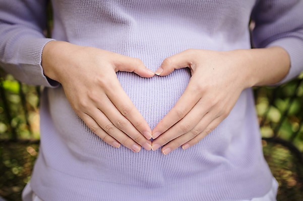 포토 JPG 주간 여자 한명 상반신 성인 야외 앞모습 신체부위 30대 임산부 임신 한국인 숲속 태교 손하트 복부 성인여자한명만 국내포토 자연요소 1 뷰포인트 사람 동양인 손짓 장년 숲 여자한명만 성인여자만 파일형식