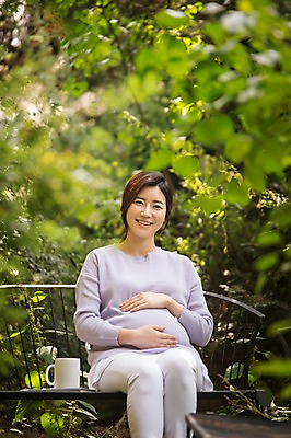 포토 JPG 주간 응시 여자 벤치 한명 웃음 앉기 상반신 성인 야외 앞모습 30대 임산부 임신 한국인 머그컵 숲속 숲 태교 성인여자한명만 쓰다듬기 국내포토 자연요소 1 시선 뷰포인트 의자 모션 표정 사람 동양인 컵 장년 여자한명만 성인여자만 파일형식