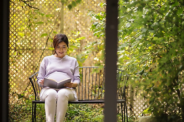 포토 JPG 주간 응시 여자 벤치 한명 웃음 앉기 상반신 성인 야외 앞모습 책 30대 독서 정원 임산부 임신 한국인 태교 성인여자한명만 국내포토 자연요소 1 시선 뷰포인트 의자 모션 표정 사람 동양인 장년 여자한명만 성인여자만 파일형식