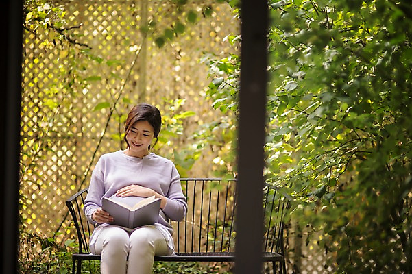 포토 JPG 주간 응시 여자 벤치 한명 웃음 앉기 상반신 성인 야외 앞모습 책 30대 독서 정원 임산부 임신 한국인 태교 성인여자한명만 국내포토 자연요소 1 시선 뷰포인트 의자 모션 표정 사람 동양인 장년 여자한명만 성인여자만 파일형식