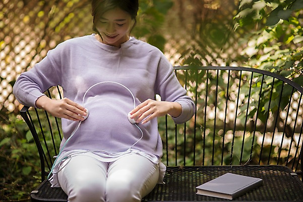 포토 JPG 주간 응시 여자 벤치 한명 웃음 앉기 상반신 성인 야외 앞모습 책 30대 헤드폰 임산부 임신 음악감상 한국인 숲속 숲 태교 성인여자한명만 국내포토 자연요소 1 시선 뷰포인트 음향기기 의자 모션 표정 사람 동양인 장년 감상 여자한명만 성인여자만 파일형식