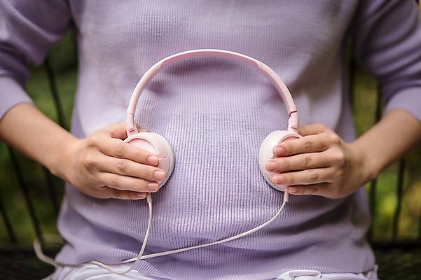 포토 JPG 주간 여자 한명 상반신 성인 야외 앞모습 신체부위 30대 헤드폰 임산부 임신 음악감상 한국인 태교 복부 성인여자한명만 국내포토 자연요소 1 뷰포인트 음향기기 사람 동양인 장년 감상 여자한명만 성인여자만 파일형식