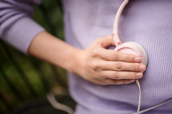 포토 JPG 주간 여자 벤치 한명 앉기 상반신 성인 야외 앞모습 30대 헤드폰 임산부 임신 음악감상 한국인 태교 복부 성인여자한명만 국내포토 자연요소 1 뷰포인트 음향기기 의자 모션 사람 동양인 신체부위 장년 감상 여자한명만 성인여자만 파일형식