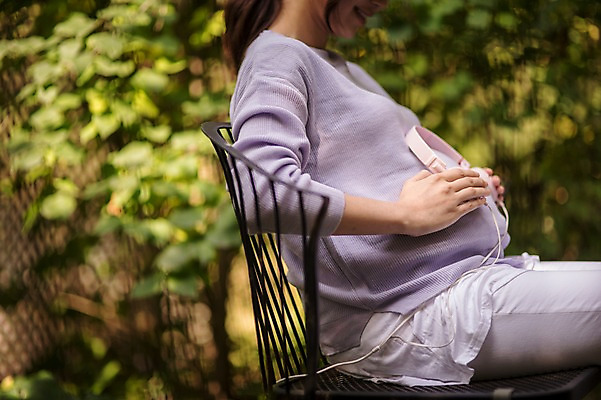 포토 JPG 주간 여자 행복 벤치 한명 웃음 앉기 상반신 성인 야외 옆모습 30대 정원 헤드폰 임산부 임신 음악감상 한국인 태교 복부 성인여자한명만 국내포토 자연요소 1 감정 뷰포인트 음향기기 의자 모션 표정 사람 동양인 신체부위 장년 감상 여자한명만 성인여자만 파일형식