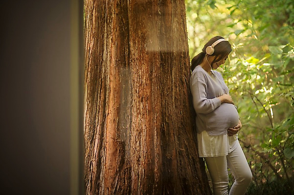 포토 JPG 주간 나무 응시 여자 행복 한명 서기 웃음 상반신 성인 야외 옆모습 30대 헤드폰 기댐 임산부 임신 음악감상 한국인 태교 성인여자한명만 쓰다듬기 국내포토 자연요소 식물 1 시선 감정 뷰포인트 음향기기 모션 표정 사람 동양인 장년 감상 여자한명만 성인여자만 파일형식