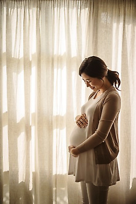 포토 JPG 응시 여자 실내 한명 서기 웃음 상반신 성인 옆모습 30대 임산부 임신 한국인 커튼 창가 태교 성인여자한명만 쓰다듬기 국내포토 1 시선 뷰포인트 창문 모션 표정 사람 동양인 내부 장년 여자한명만 성인여자만 파일형식