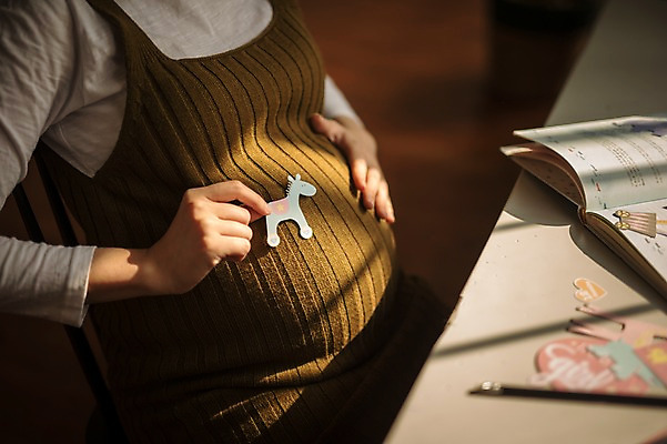 포토 JPG 여자 실내 한명 앉기 상반신 성인 옆모습 신체부위 30대 임산부 임신 한국인 말_동물 태교 종이인형 동물그림 복부 성인여자한명만 국내포토 1 인형 뷰포인트 포유류 모션 사람 동양인 내부 장년 여자한명만 성인여자만 파일형식