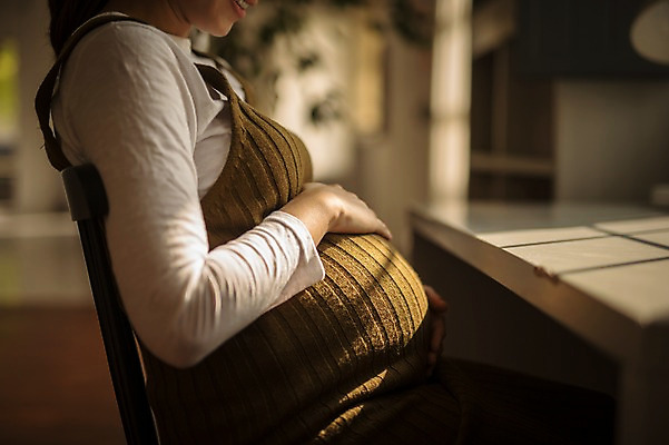 포토 JPG 주간 응시 여자 의자 실내 한명 웃음 앉기 상반신 성인 옆모습 신체부위 30대 임산부 임신 한국인 책상 태교 성인여자한명만 쓰다듬기 국내포토 자연요소 1 시선 뷰포인트 가구 모션 표정 사람 동양인 내부 장년 여자한명만 성인여자만 파일형식