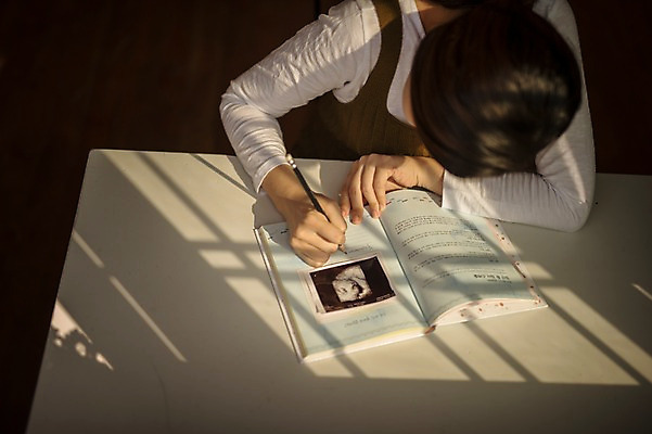 포토 JPG 여자 실내 한명 앉기 상반신 성인 앞모습 30대 임산부 임신 한국인 기록 일기 태교 초음파사진 성인여자한명만 국내포토 1 뷰포인트 모션 사람 동양인 내부 장년 여자한명만 성인여자만 파일형식