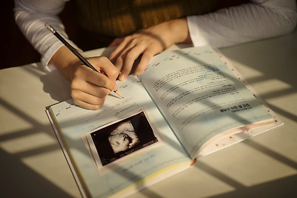 포토 JPG 손 여자 실내 한명 앉기 상반신 성인 앞모습 신체부위 30대 임산부 임신 한국인 기록 일기 태교 초음파사진 성인여자한명만 국내포토 1 뷰포인트 모션 사람 동양인 내부 장년 여자한명만 성인여자만 파일형식