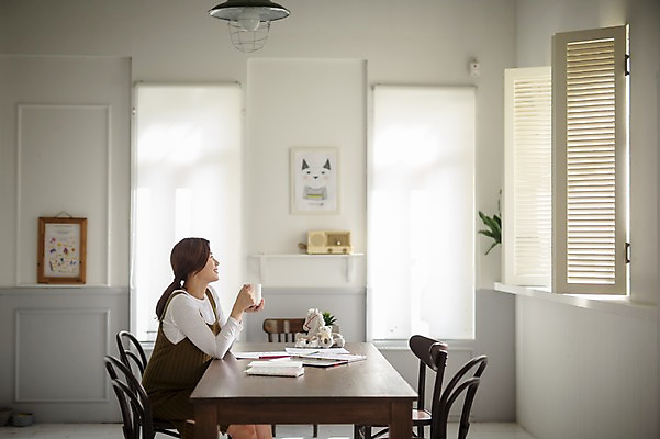 포토 JPG 응시 여자 커피 의자 창문 식탁 실내 한명 웃음 들기 앉기 상반신 성인 옆모습 30대 임산부 임신 한국인 마시기 블라인드 태교 성인여자한명만 국내포토 1 시선 음료 뷰포인트 가구 모션 탁자 표정 사람 동양인 내부 장년 커튼 여자한명만 성인여자만 파일형식