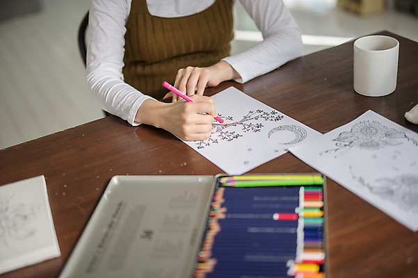 포토 JPG 여자 의자 식탁 색연필 실내 한명 앉기 상반신 성인 앞모습 신체부위 30대 임산부 임신 한국인 그리기 그림 태교 성인여자한명만 국내포토 1 뷰포인트 가구 모션 탁자 학용품 사람 동양인 내부 장년 여자한명만 성인여자만 파일형식